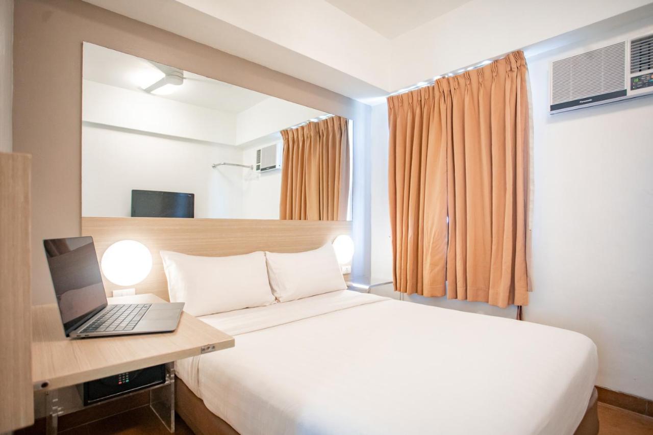 Red Planet Manila Malate Mabini Hotel Exterior photo
