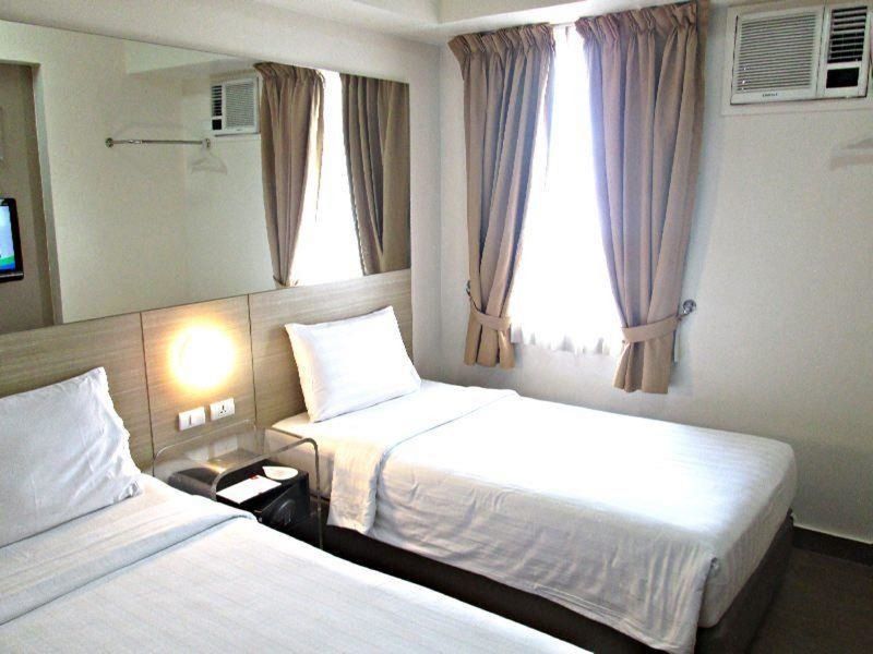 Red Planet Manila Malate Mabini Hotel Exterior photo