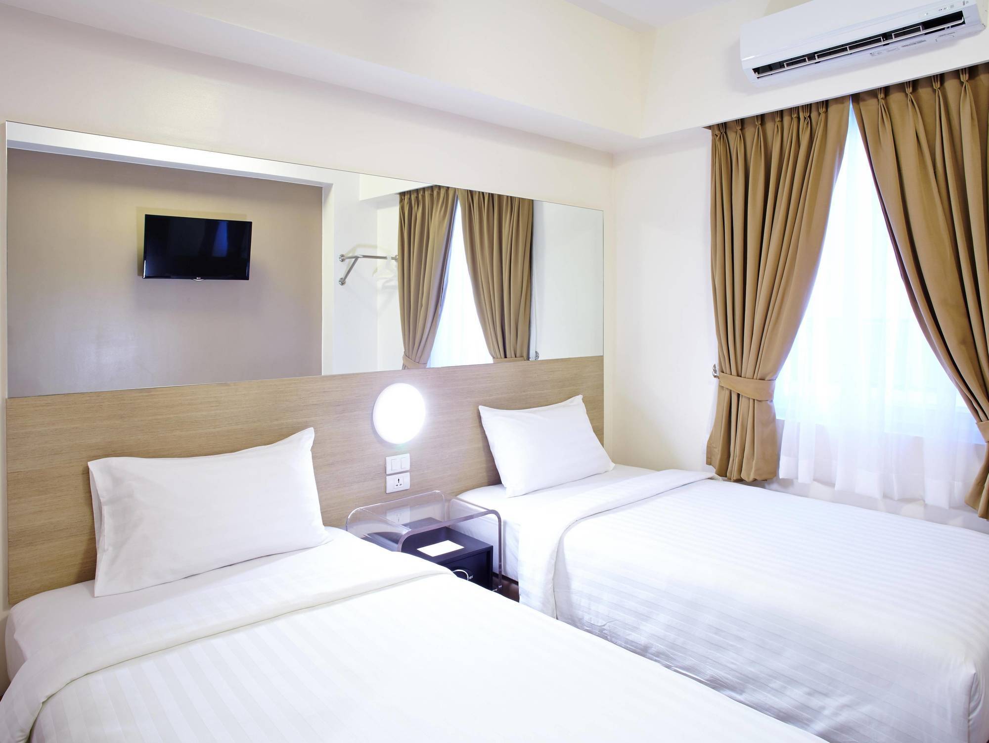 Red Planet Manila Malate Mabini Hotel Exterior photo