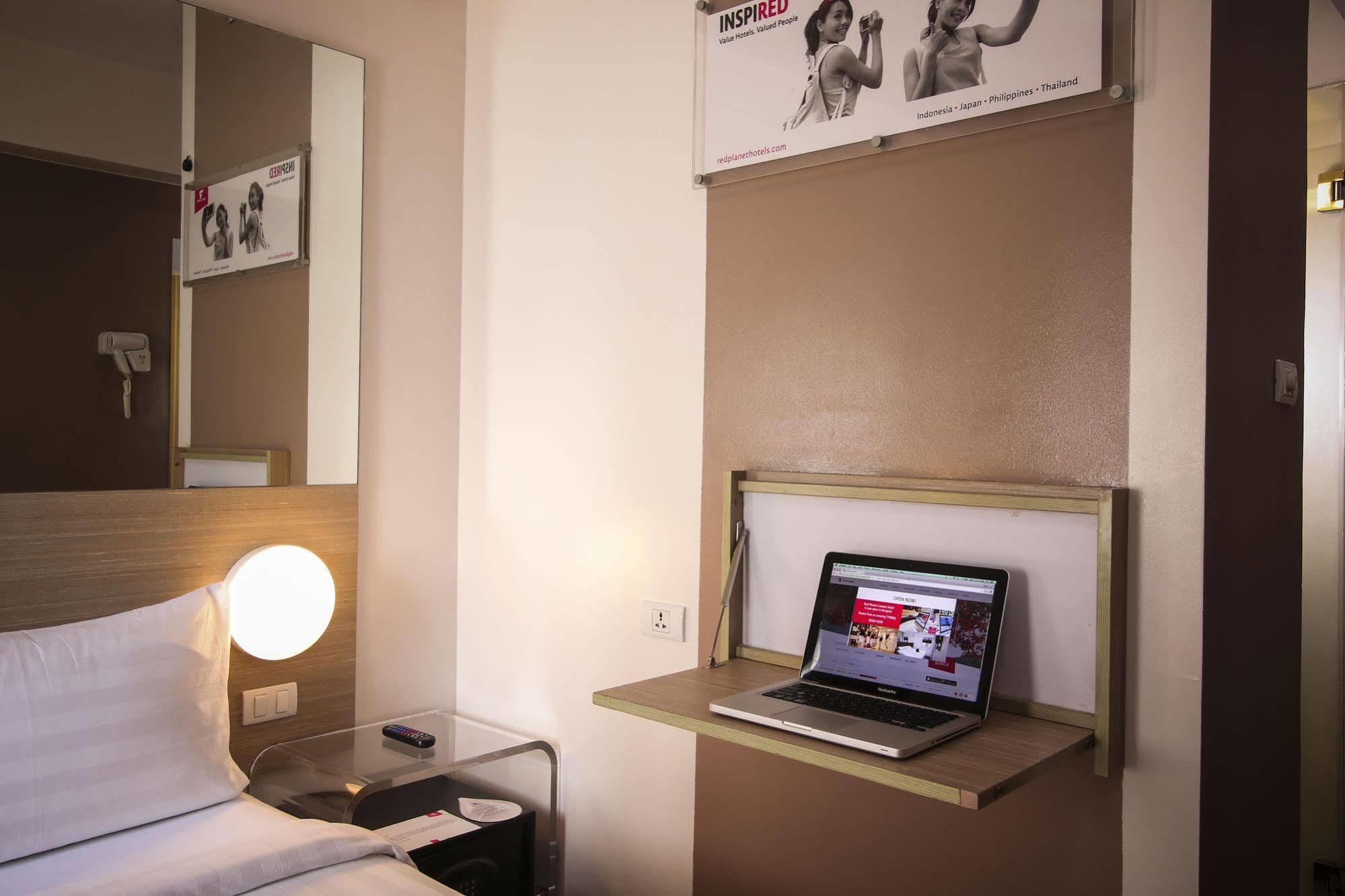 Red Planet Manila Malate Mabini Hotel Exterior photo