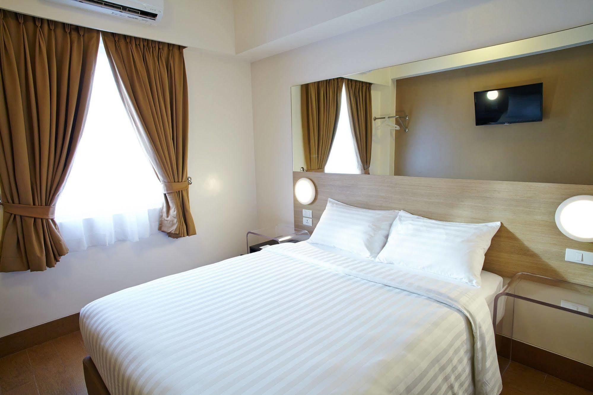 Red Planet Manila Malate Mabini Hotel Exterior photo