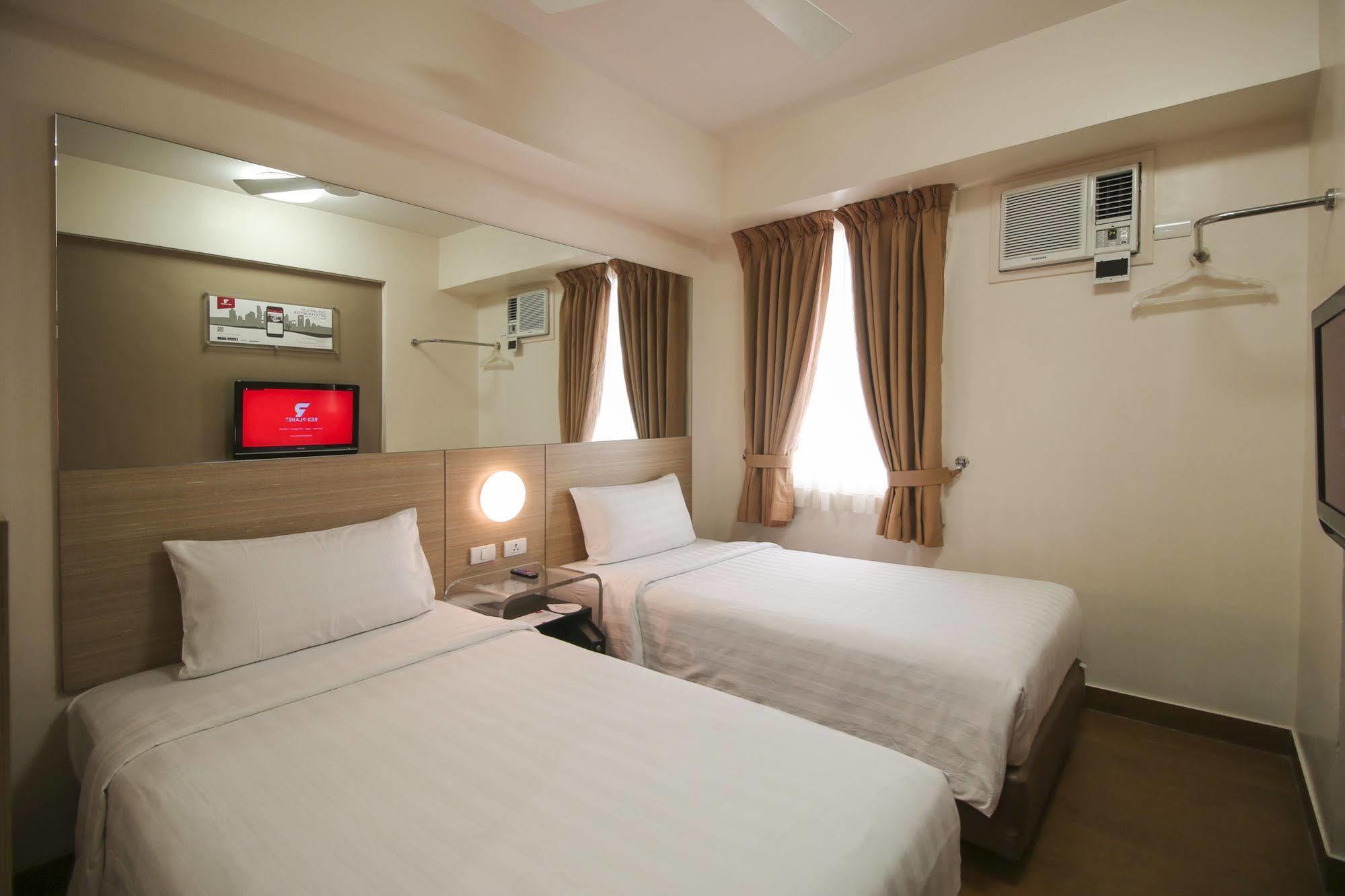 Red Planet Manila Malate Mabini Hotel Exterior photo
