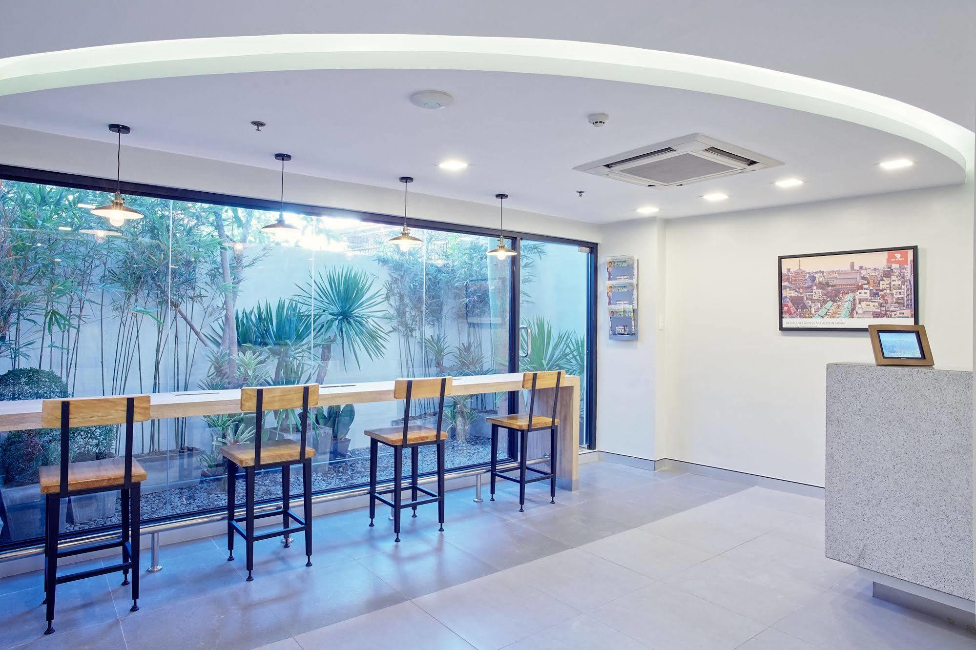 Red Planet Manila Malate Mabini Hotel Exterior photo